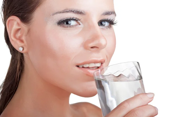 Våt vacker kvinna dricker vatten från ett glas — Stockfoto