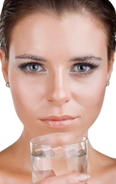 Close-up van mooie vrouw gezicht, is ze een glas schoon wa holding — Stockfoto