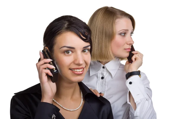 Mobil telefonda konuşurken iki iş kadınları — Stok fotoğraf