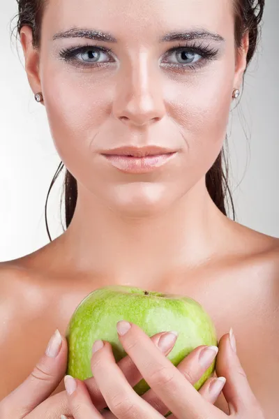 Lähikuva nainen tilalla omena — kuvapankkivalokuva