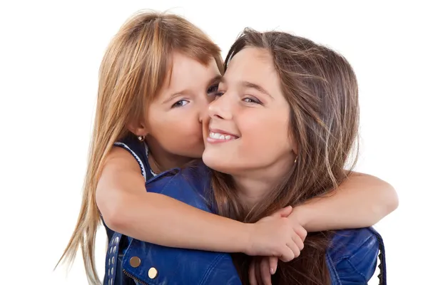 Klein meisje haar zus kussen — Stockfoto