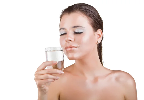 Wet beautiful woman drinks water from a glass — Stock Photo, Image