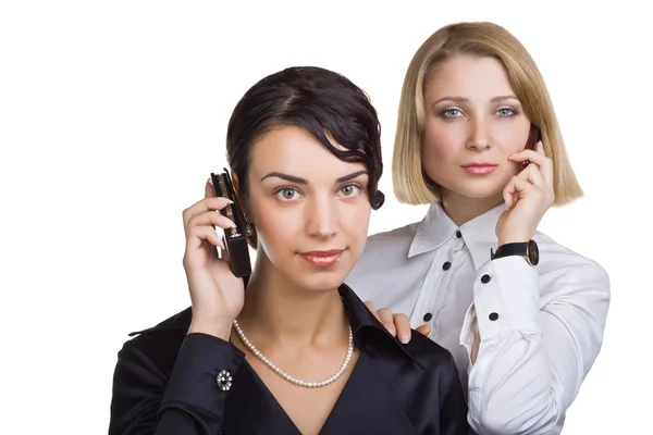 Dos mujeres de negocios hablando por teléfono móvil — Stockfoto