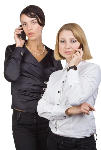 Две деловые женщины разговаривают по мобильному телефону — стоковое фото