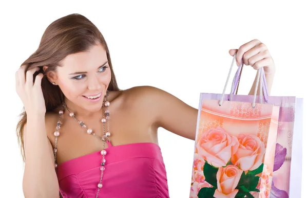 Uśmiechający się piękna kobieta, patrząc z torby na zakupy — Zdjęcie stockowe