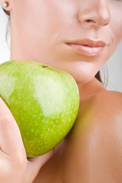 Close-up woman holding an apple — Stock Photo, Image