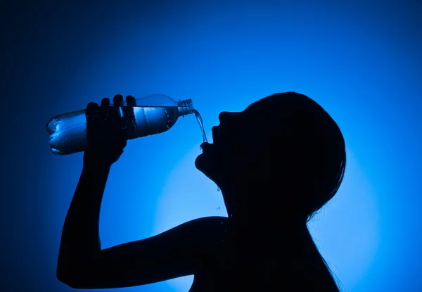 Femme buvant de l'eau d'une bouteille — Photo