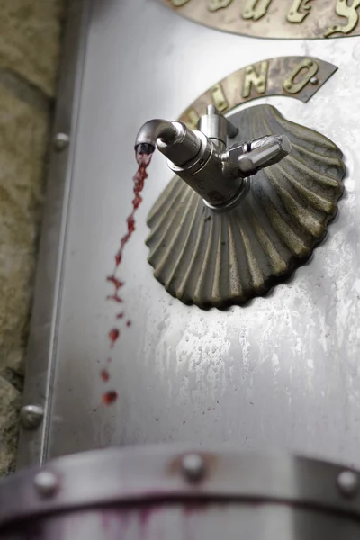 El vino tinto está saliendo del grifo — Foto de Stock