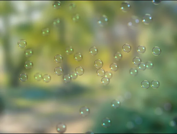 Liefde beschrijving zeepbellen op vervagen achtergrondbehang — Stockfoto