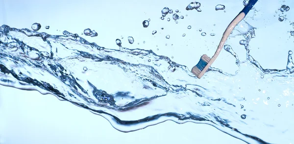 Зубная щетка в пресной воде — стоковое фото