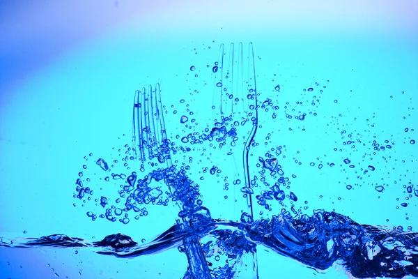 Fourchette dans l'eau bleue — Photo
