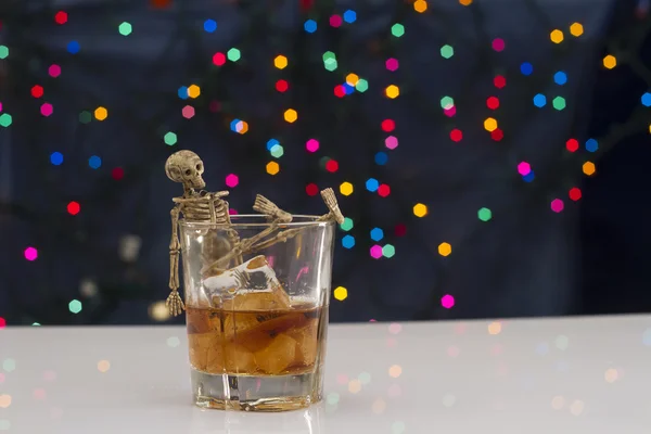 Esqueleto com um Whisky. Problema do alcoolismo — Fotografia de Stock