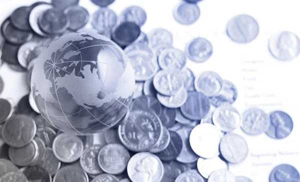 Globus mit Geld — Stockfoto