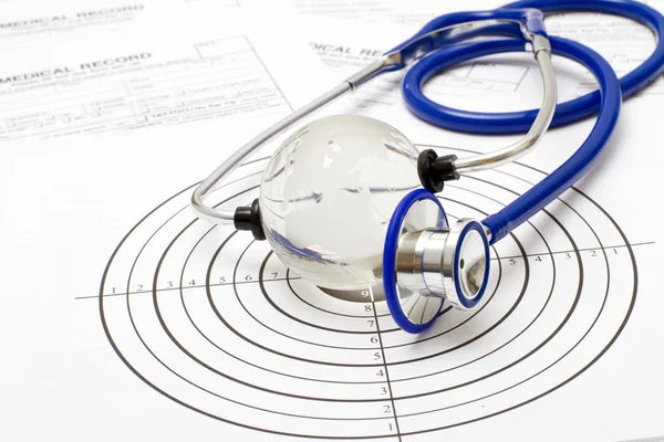 En recept form och stetoskop på en läkares skrivbord — Stockfoto