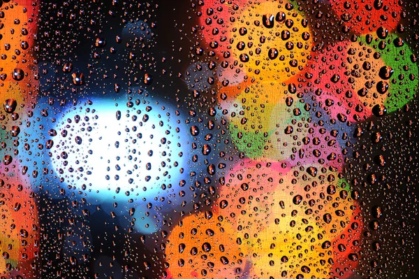 Renkli arka plan ile su damlası — Stok fotoğraf