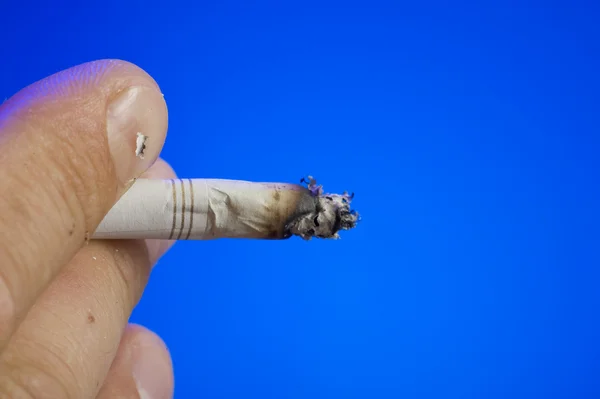 Hånd med sigarett – stockfoto