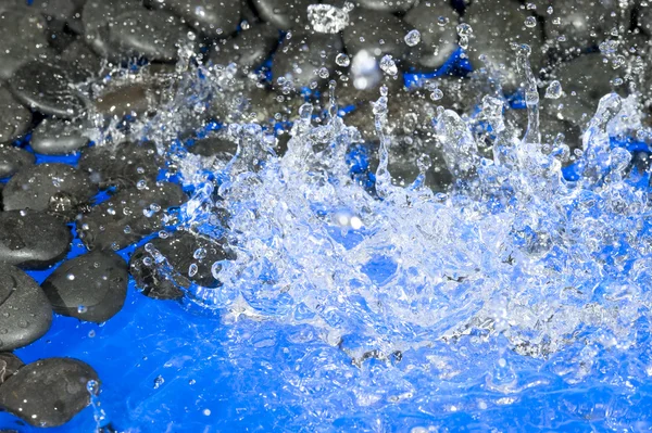 Kieselsteine und Wasser — Stockfoto