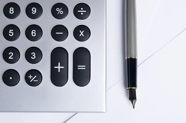 Калькулятор с ручкой — стоковое фото