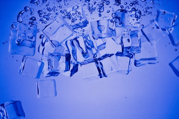 Resumen con hielo azul. Agua azul salpicadura creativa — Foto de Stock