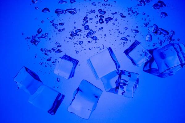 Abstract met blauw ijs. creatieve spatten blauw water — Stockfoto