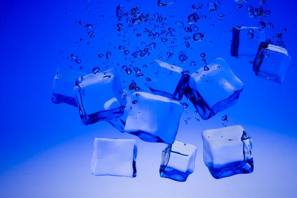 Анотація з блакитним льодом. Креативна бризкаюча блакитна вода — стокове фото