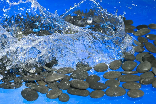 Éclaboussures d'eau et de roche — Photo