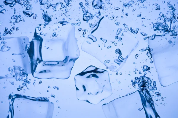 Лед в воде — стоковое фото