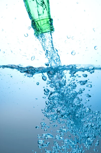グリーンのボトルと水のしぶき — ストック写真