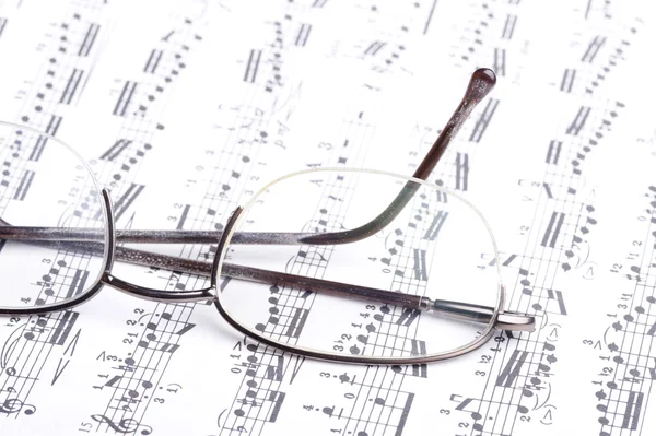 Anteckningsblock och glasögon — Stockfoto