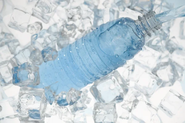 Vatten med is — Stockfoto