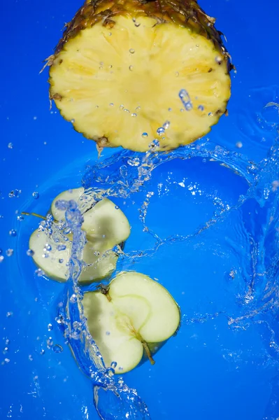 Ovoce a stříkající vody — Stock fotografie