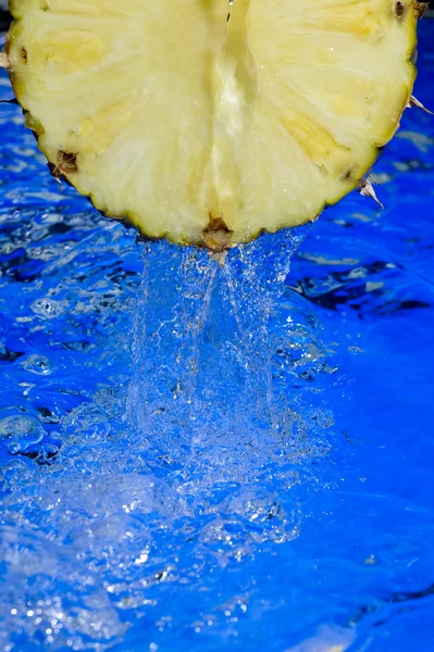 Obst und Spritzwasser — Stockfoto