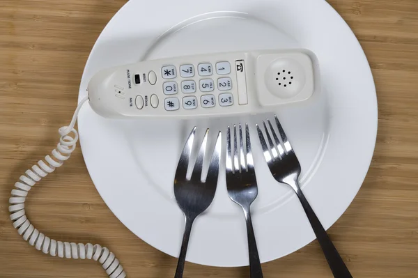 Телефон на тарелке — стоковое фото