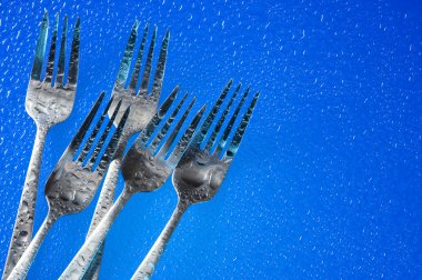 Mavi arkaplanda çatal