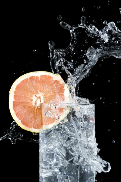 Fresh grapefruit and water — Stock Photo, Image