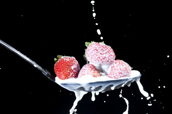 Erdbeere mit Milch — Stockfoto