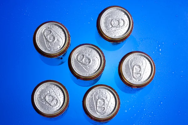 Λαμπερό σόδα. μεταλλικά κουτιά μπύρας που παρατηρείται από τα ανωτέρω — Φωτογραφία Αρχείου