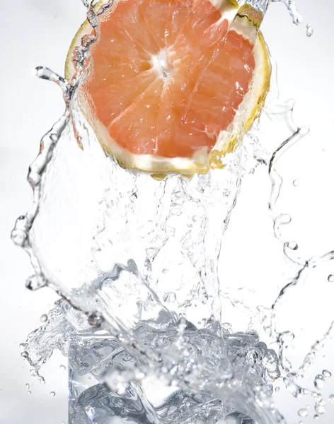 Апельсин с водой — стоковое фото