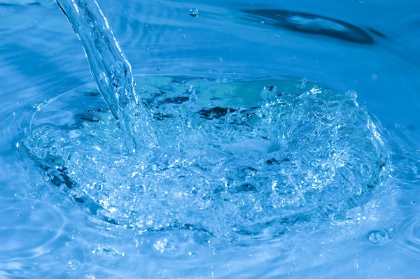 Fallande droppar vatten — Stockfoto