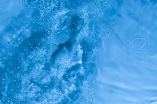 Падающие капли воды — стоковое фото
