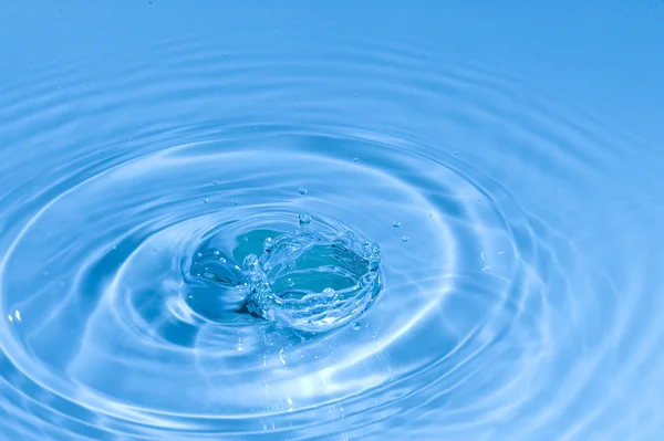 Fallande droppar vatten — Stockfoto