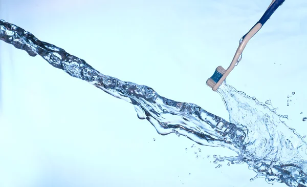 Zahnbürste im Süßwasser — Stockfoto