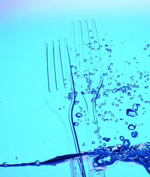 Вилка в голубой воде — стоковое фото
