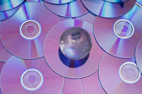 Globus mit CD-Scheibe — Stockfoto
