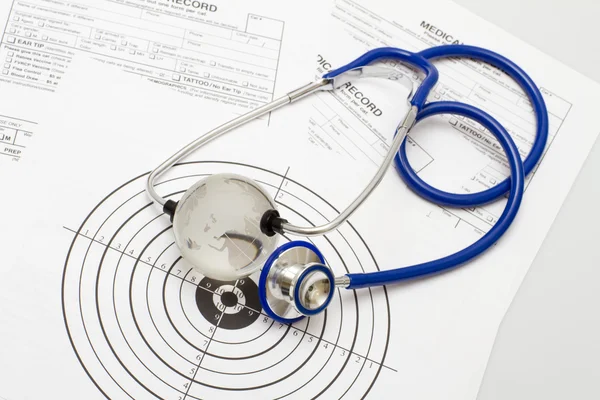 Formulaire de prescription et stéthoscope sur le bureau d'un médecin — Photo