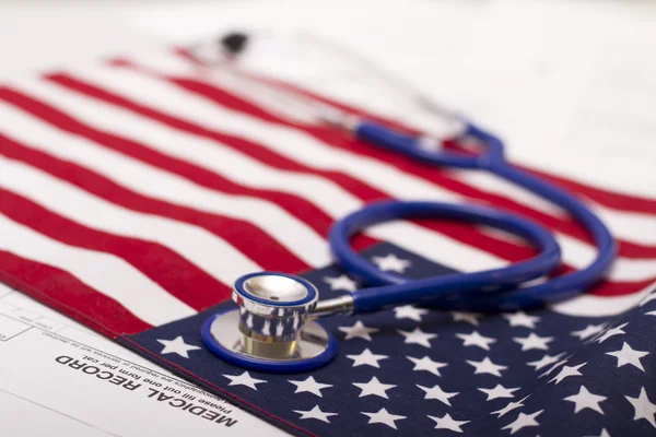 Stethoskop auf einer US-Flagge — Stockfoto