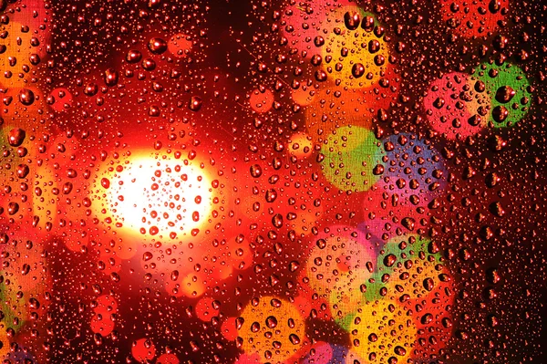 Renkli arka plan ile su damlası — Stok fotoğraf