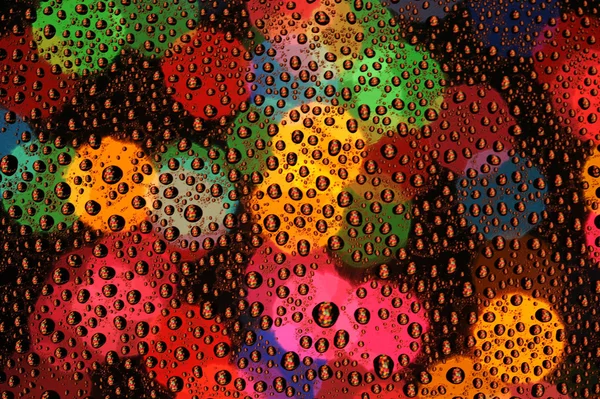Farbhintergrund mit Wassertropfen — Stockfoto