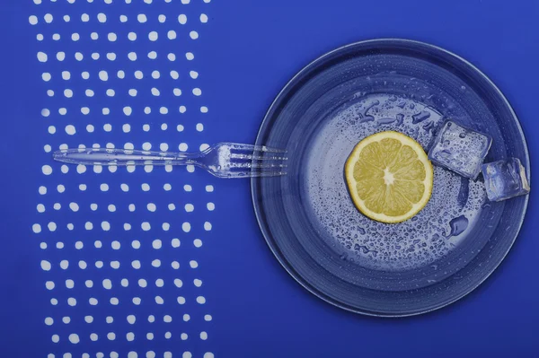 Fresh lemon on the blue plate — Stock Photo, Image