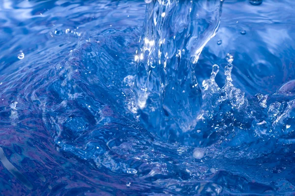 Gota de agua azul en la superficie ondulada —  Fotos de Stock